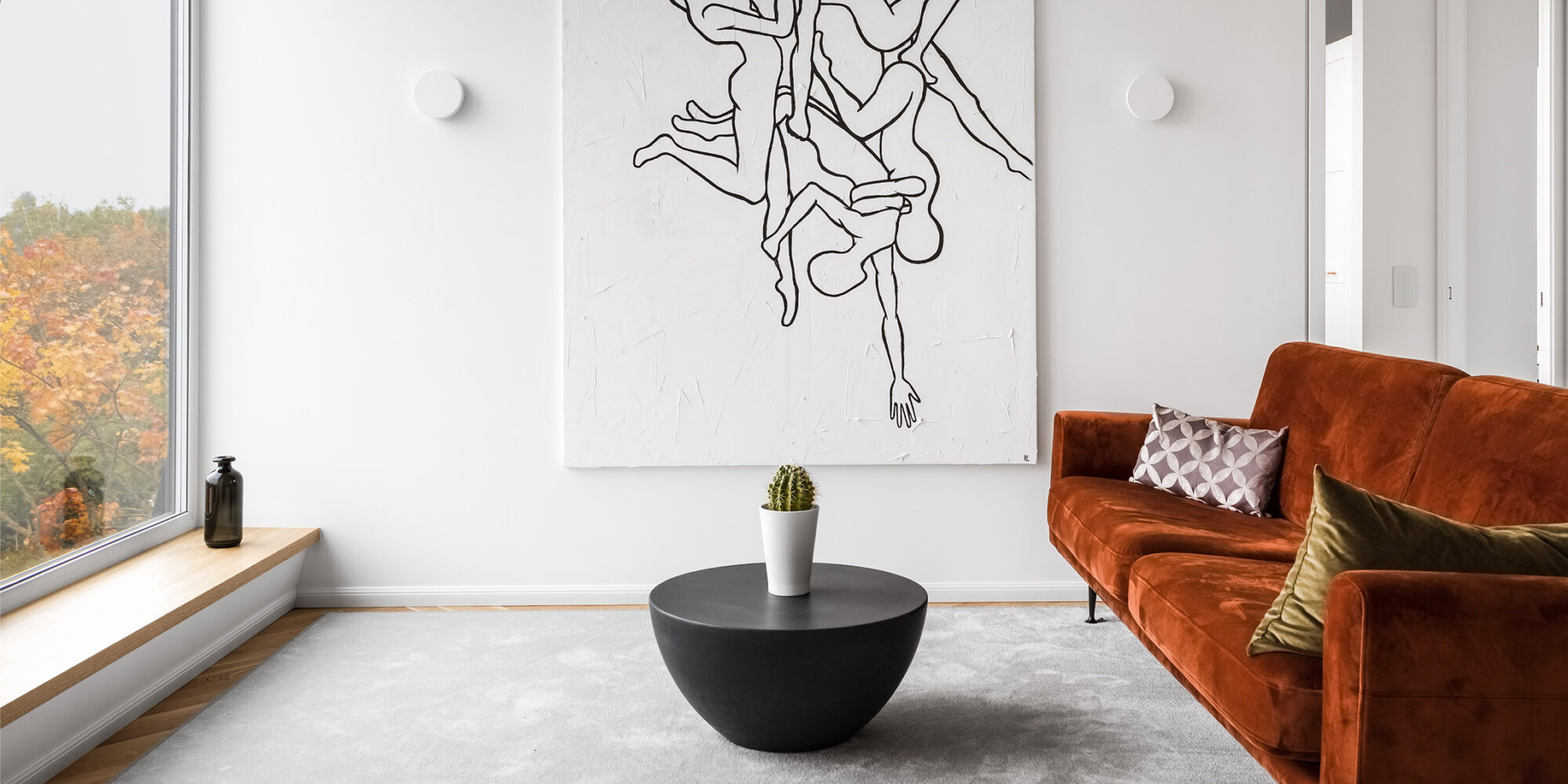 didelis grafinis paveikslas ir oranžinė aksominė sofa interjere Antakalnyje