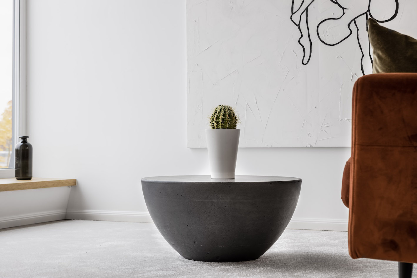 juodas betoninis kavos staliukas