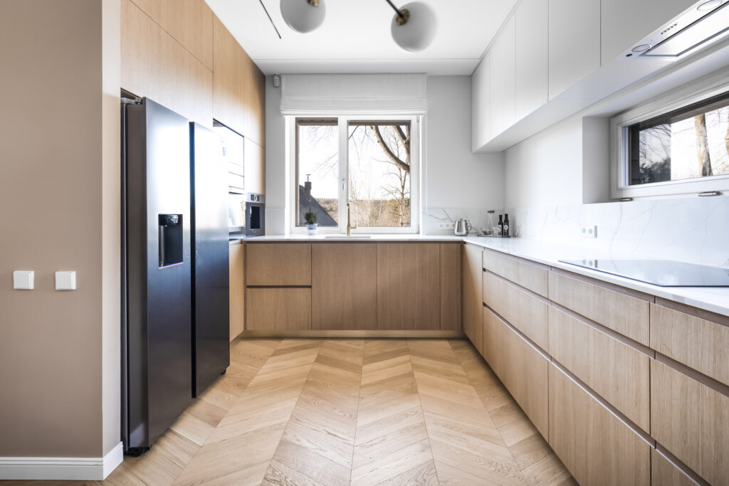 virtuvės baldai su Calacatta Silva akmens stalviršiu