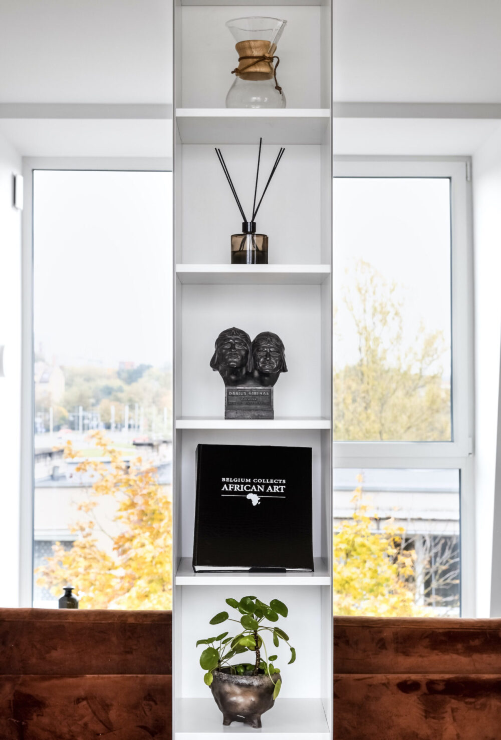 veidrodinė spinta su lentynomis