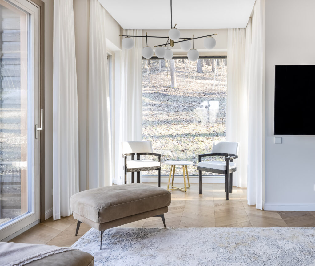 juodas židinys modernios klasikos interjere Vilniuje