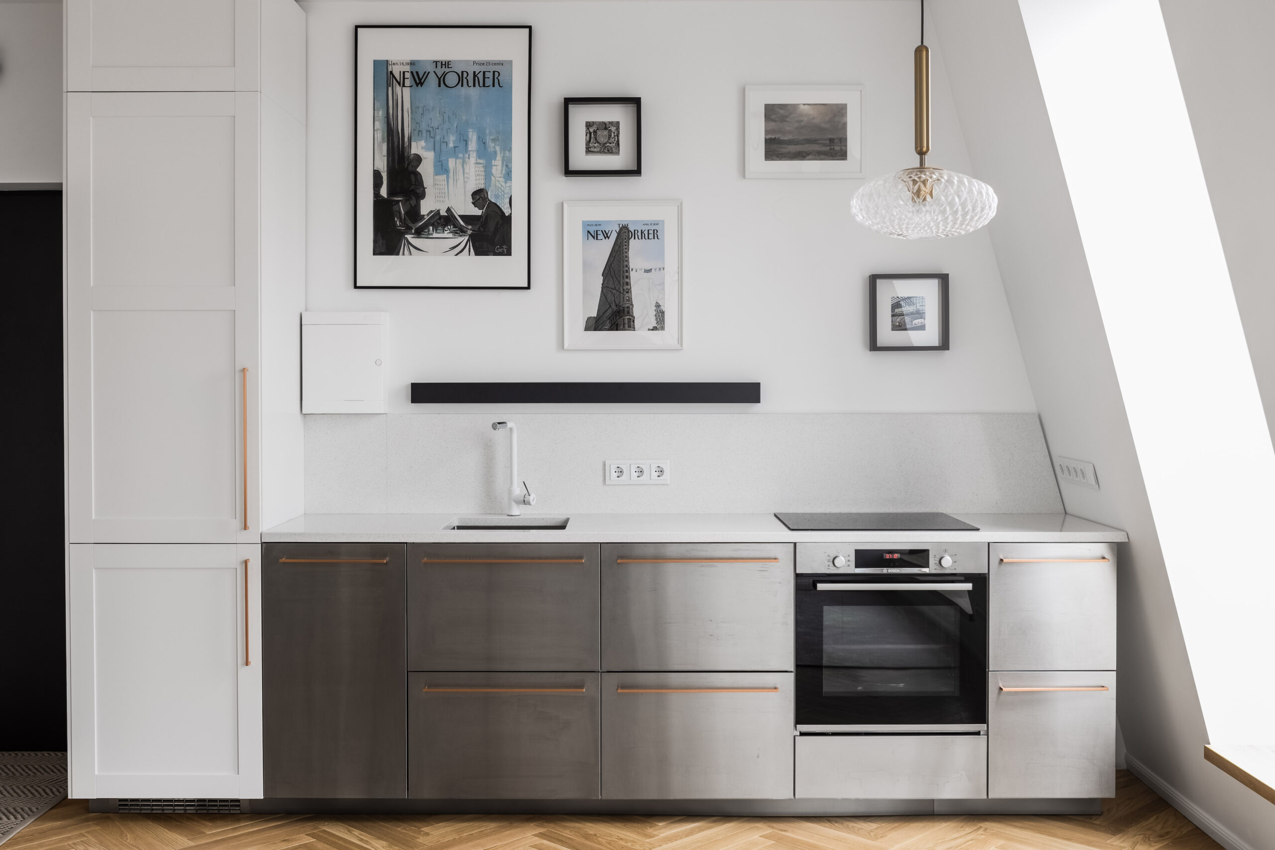 plieninė virtuvė su baltu kvarco stalviršiu