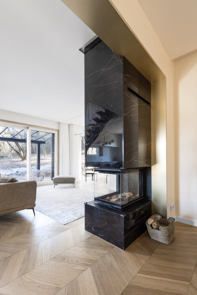 juodas židinys modernios klasikos interjere Vilniuje