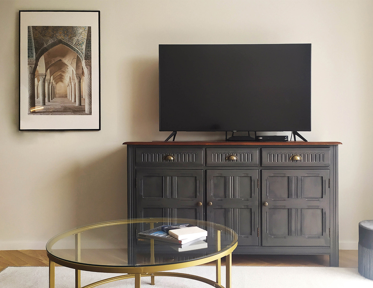 antikvarinė komoda bohemiškame interjere