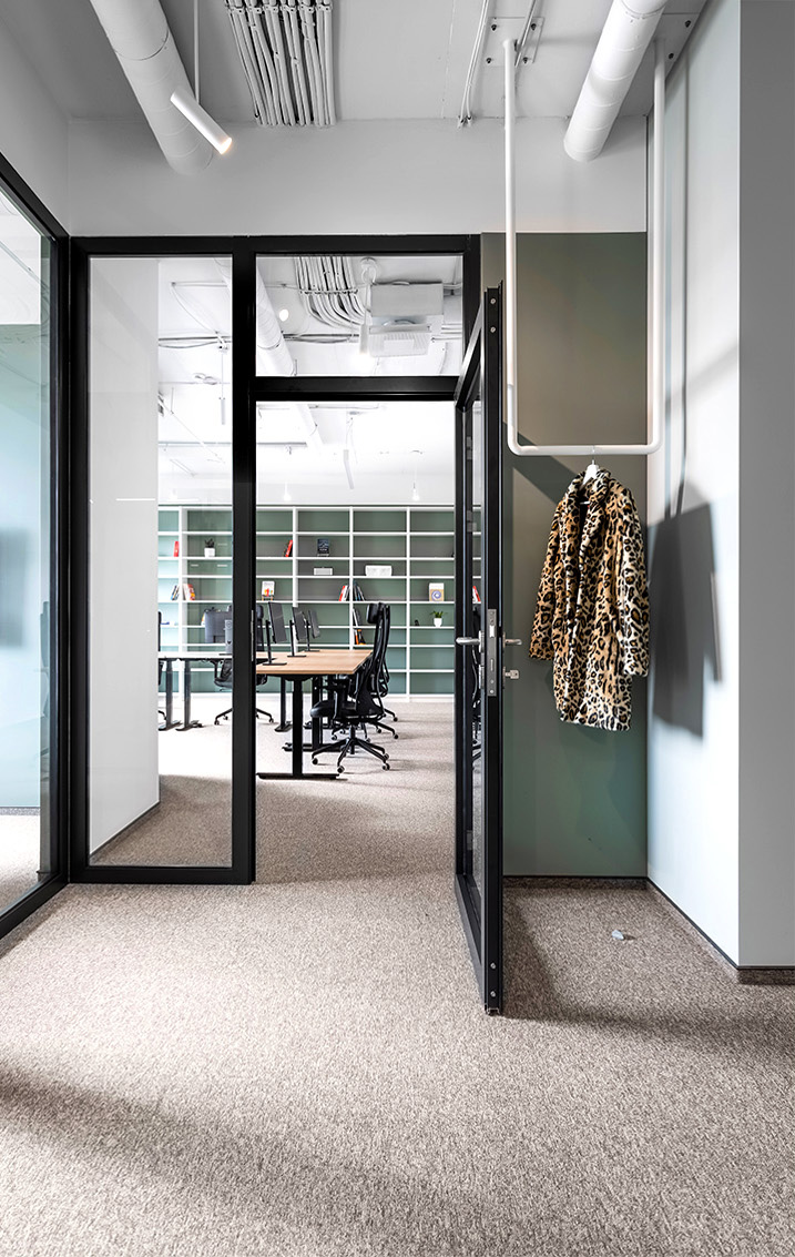 rudas kilimas, žalios sienos biure Vilniuje