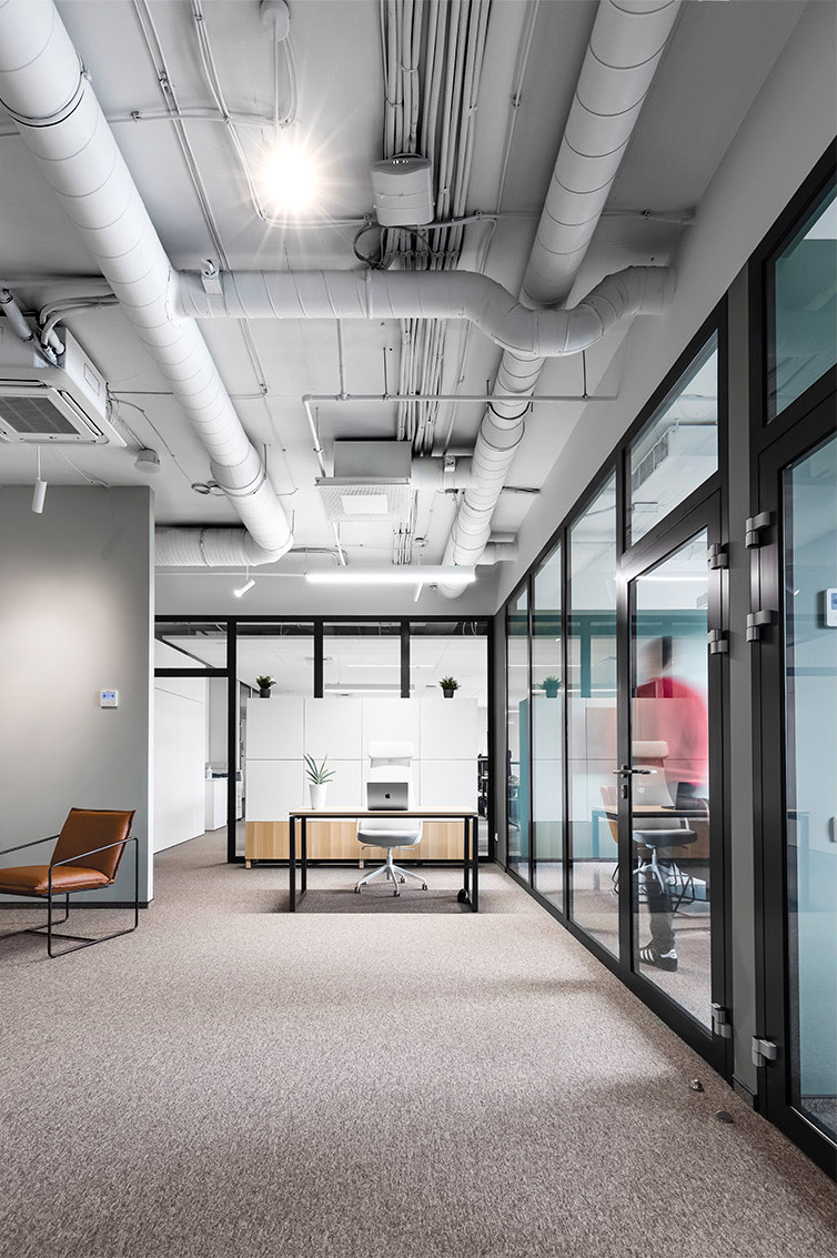 administratorės stalas ir spinta