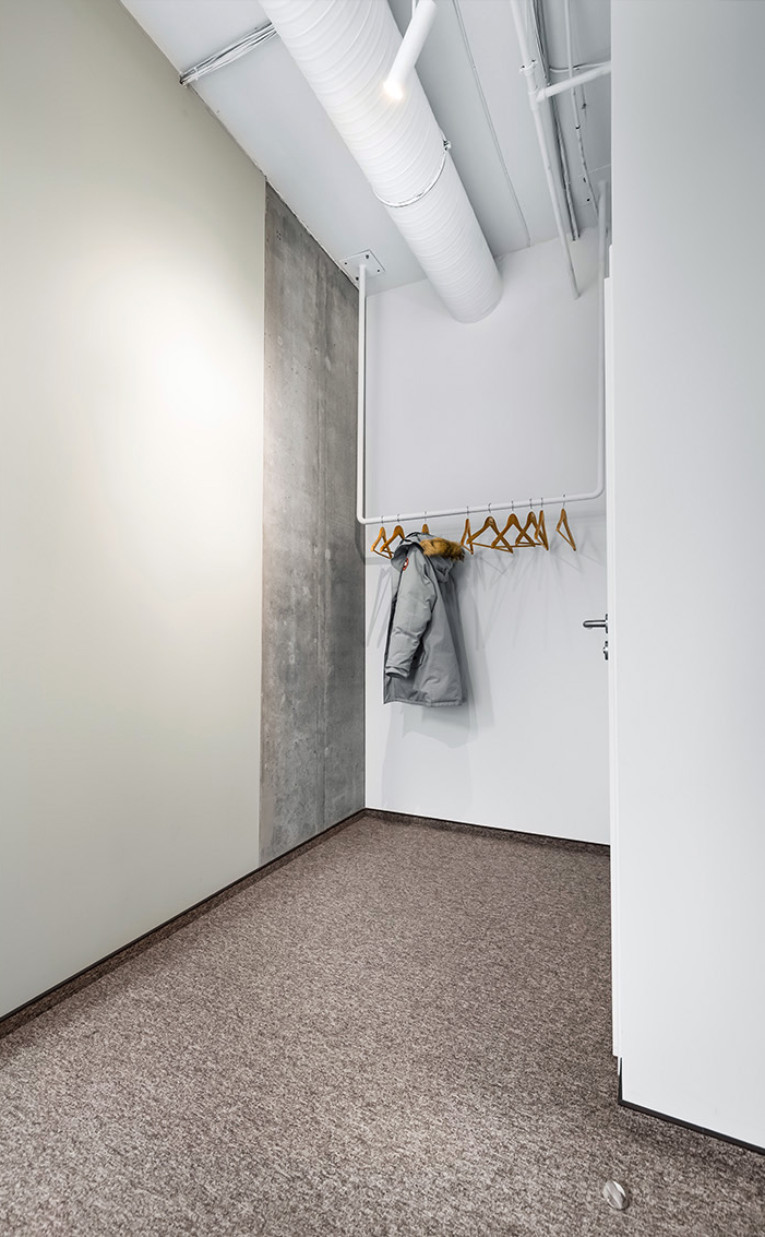 atvira drabužių kabykla biure, tvirtinama prie lubų