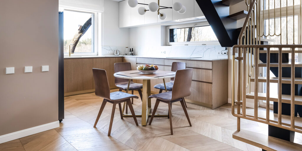 šviesi moderni virtuvė su valgomojo stalu keturiems