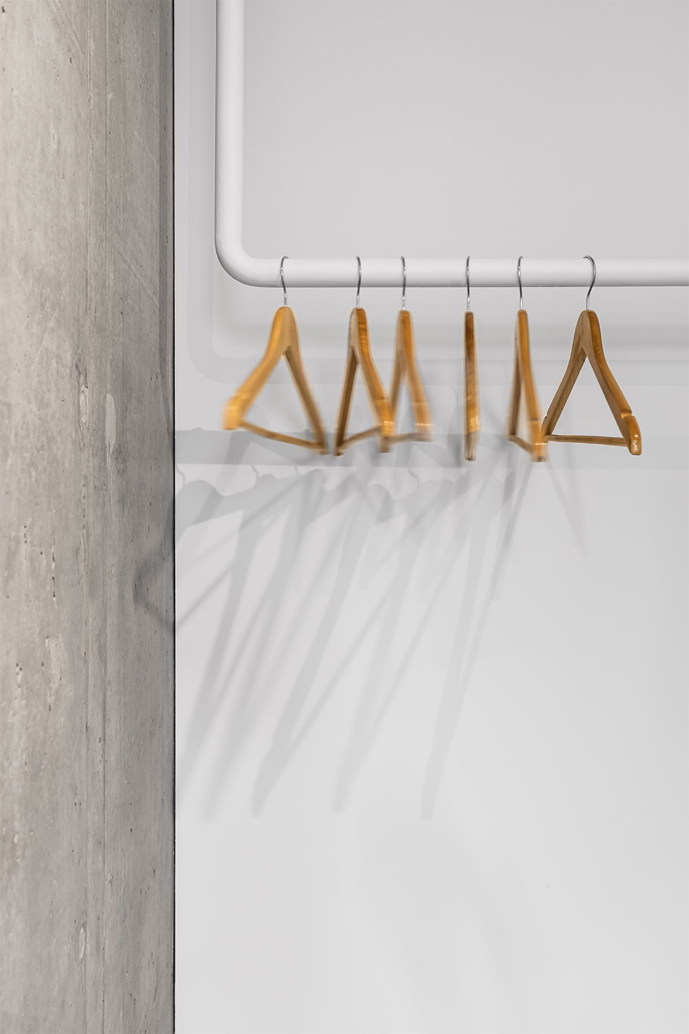 medinės pakabos interjere