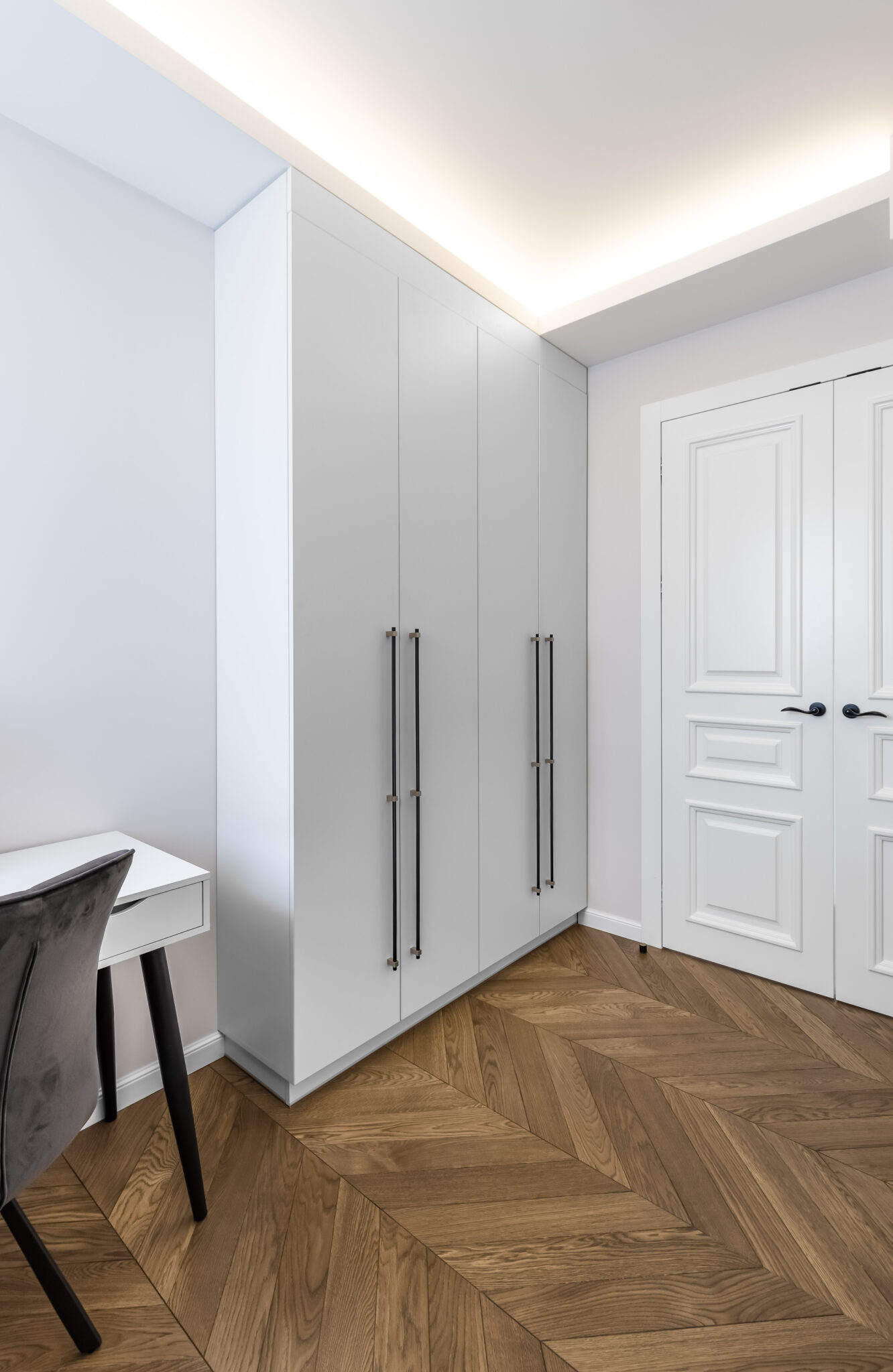 dvivėrės baltos klasikinės durys į darbo kambarį