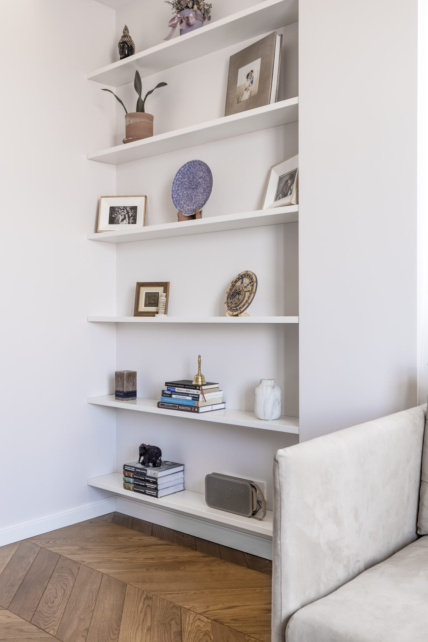 atviros lentynos interjere