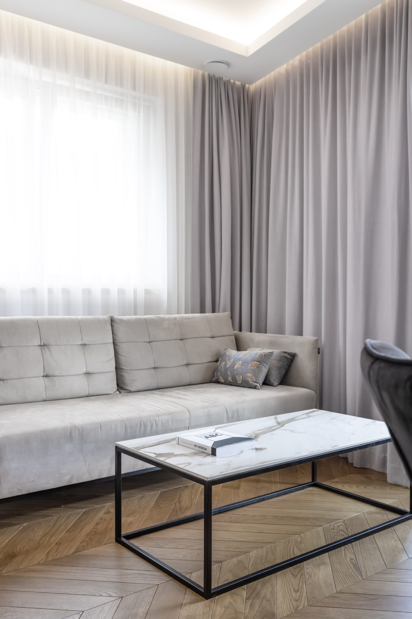 svetainės interjeras ir moderni klasika