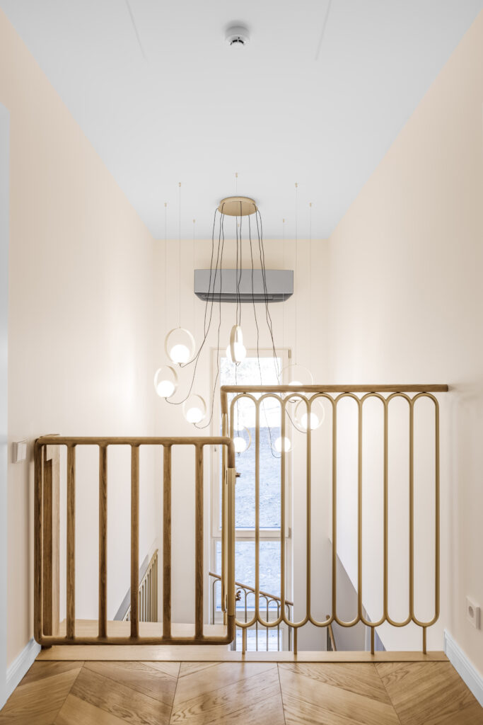 aukso spalvos laiptų turėklai