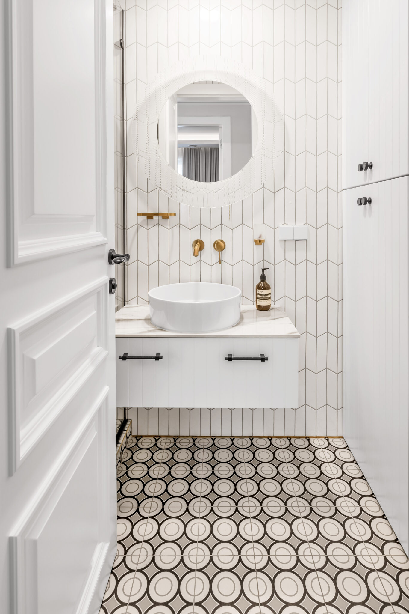 raštuotos akmens masės grindų plytelės