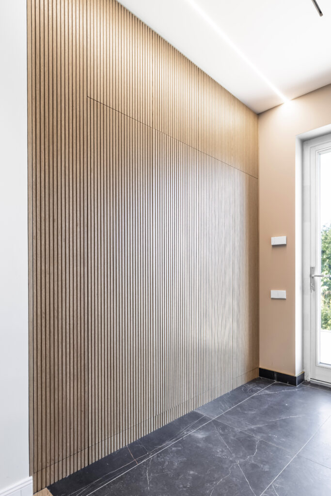 medinė frezuota koridoriaus spinta