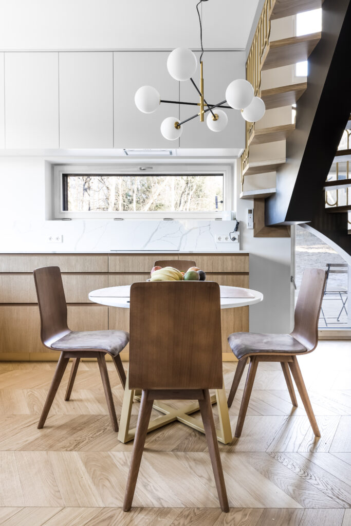 valgomojo stalas keturiems ir chevron eglutės parketas