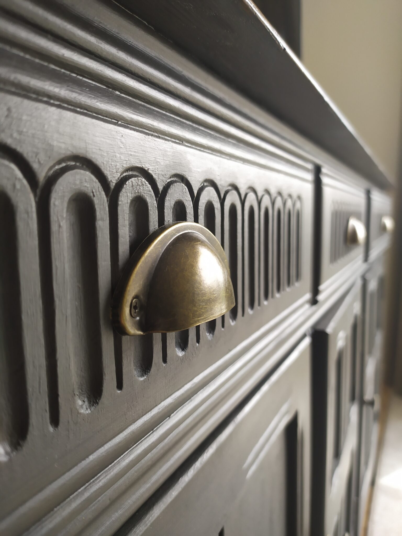 antikvarinė komoda bohemiškame interjere