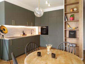 žalia virtuvė su lentyna