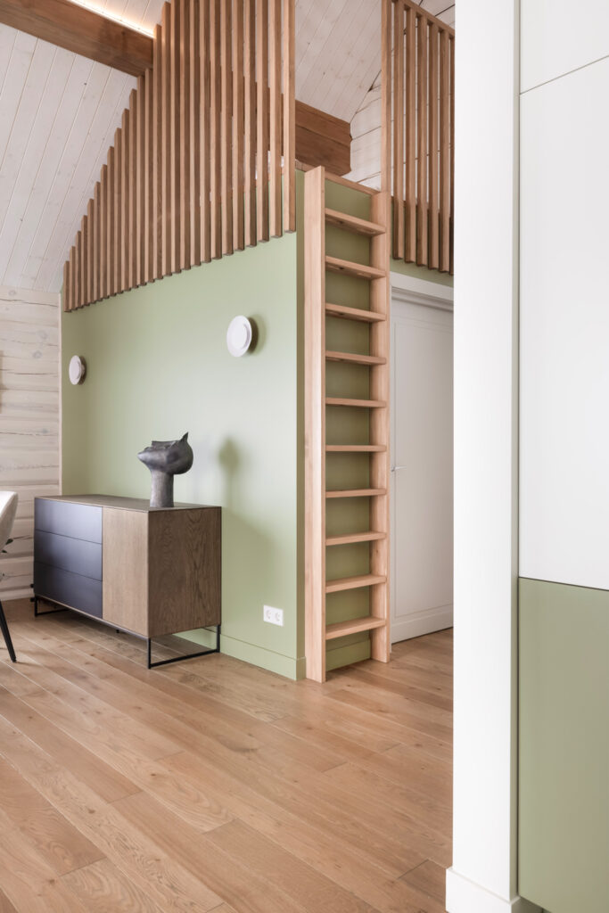 Antresolė su kopetėlėmis