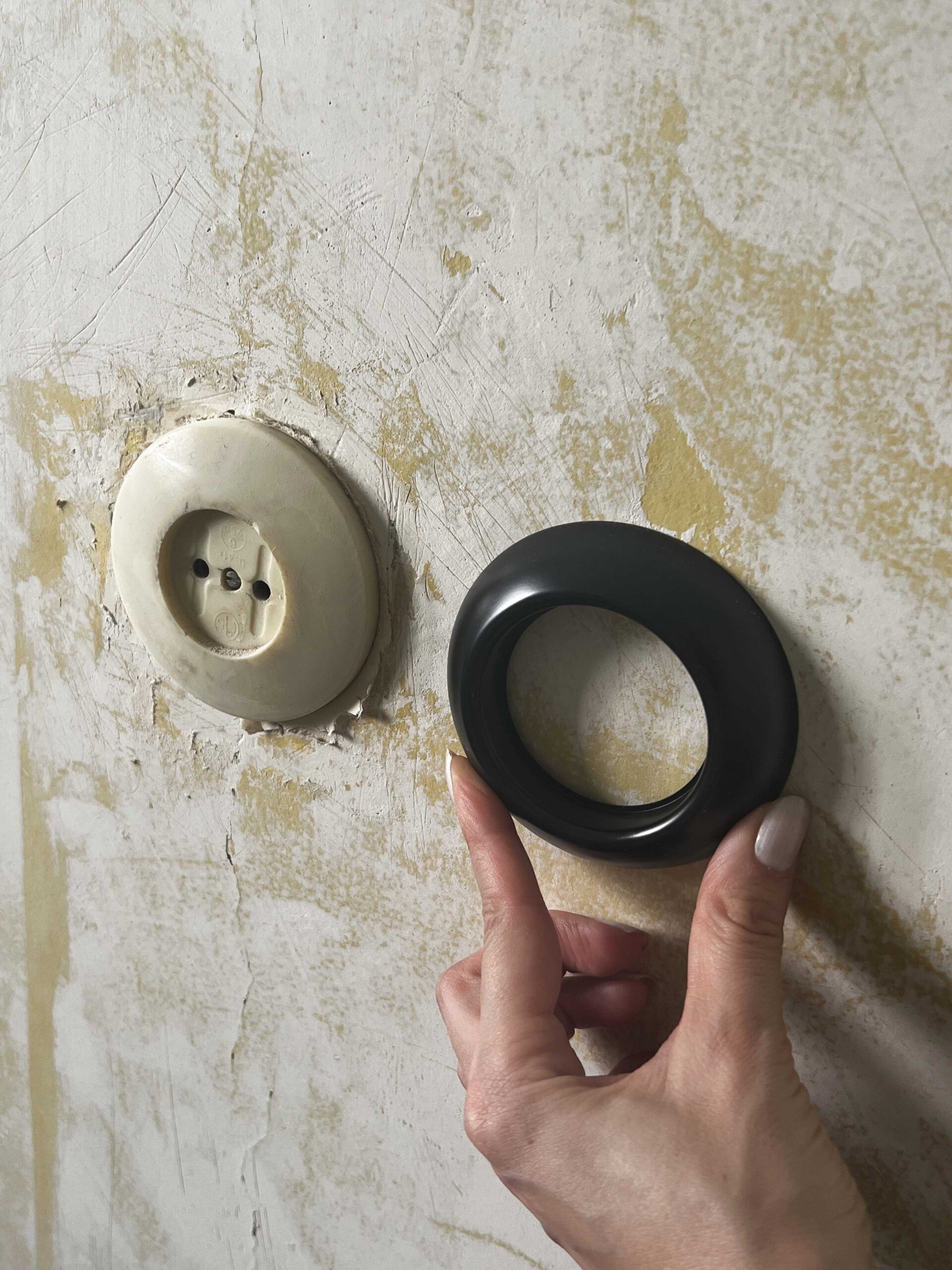 Juodas elektros jungiklis Renova ir senas jungiklis