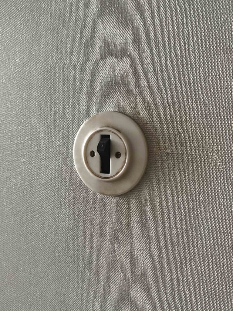 Senas elektros jungiklis