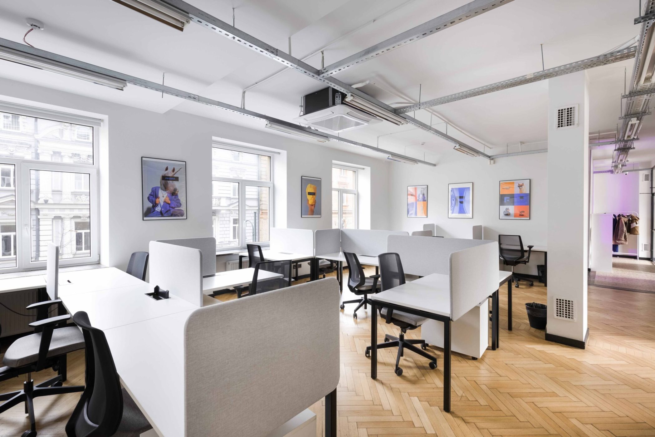 Biuras Gedimino prospekte su Narbuto baldai stalais