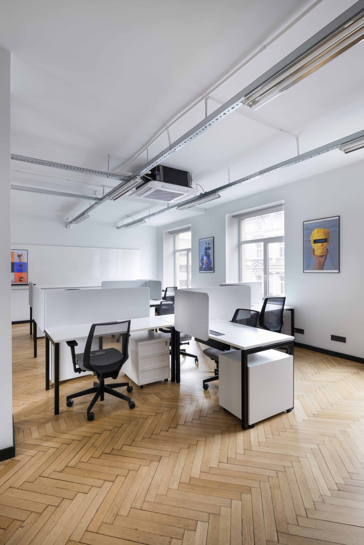 Biuras Gedimino prospekte su pakeliamais stalais