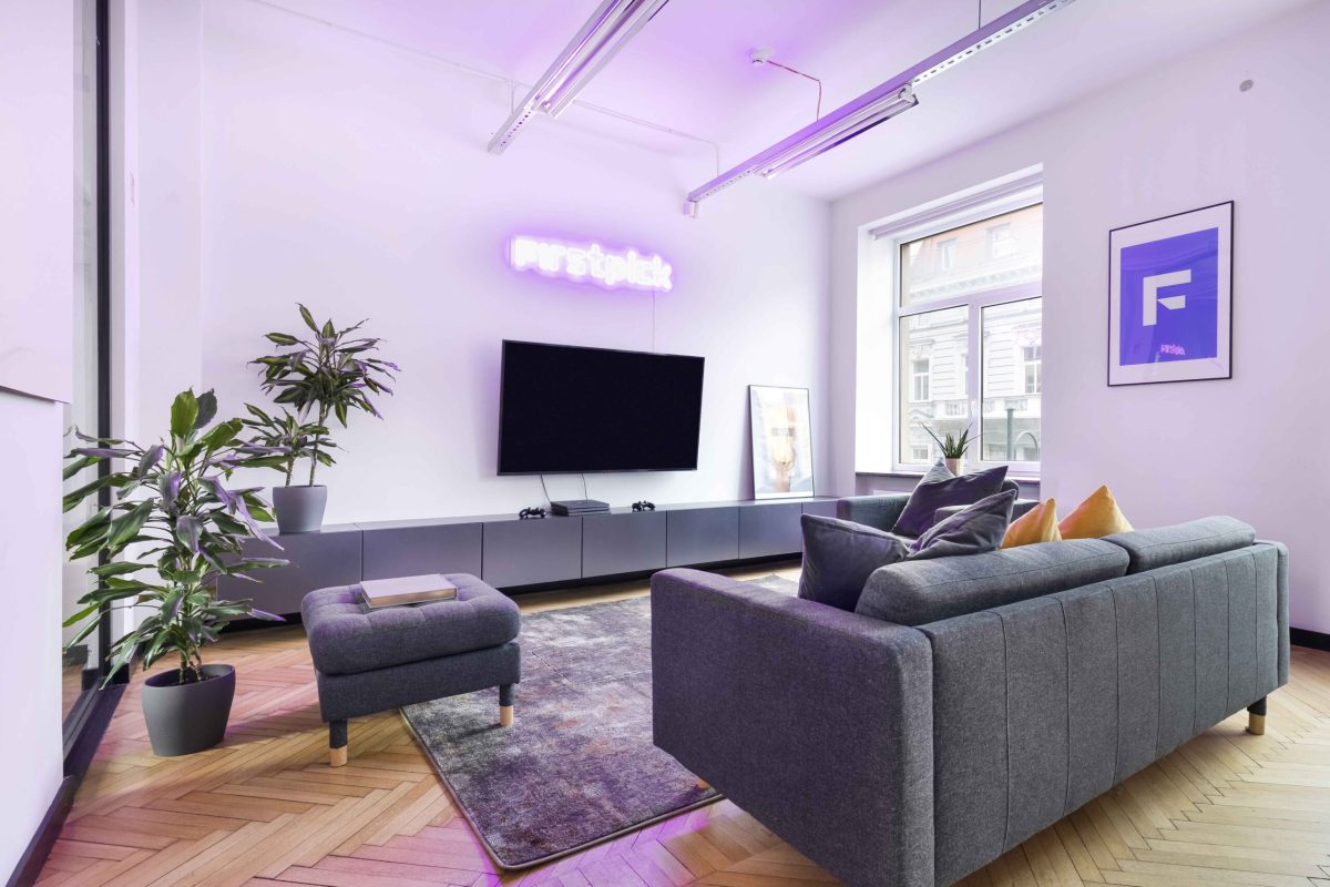 Biuras Gedimino prospekte su pilka sofa ir poilsio zona