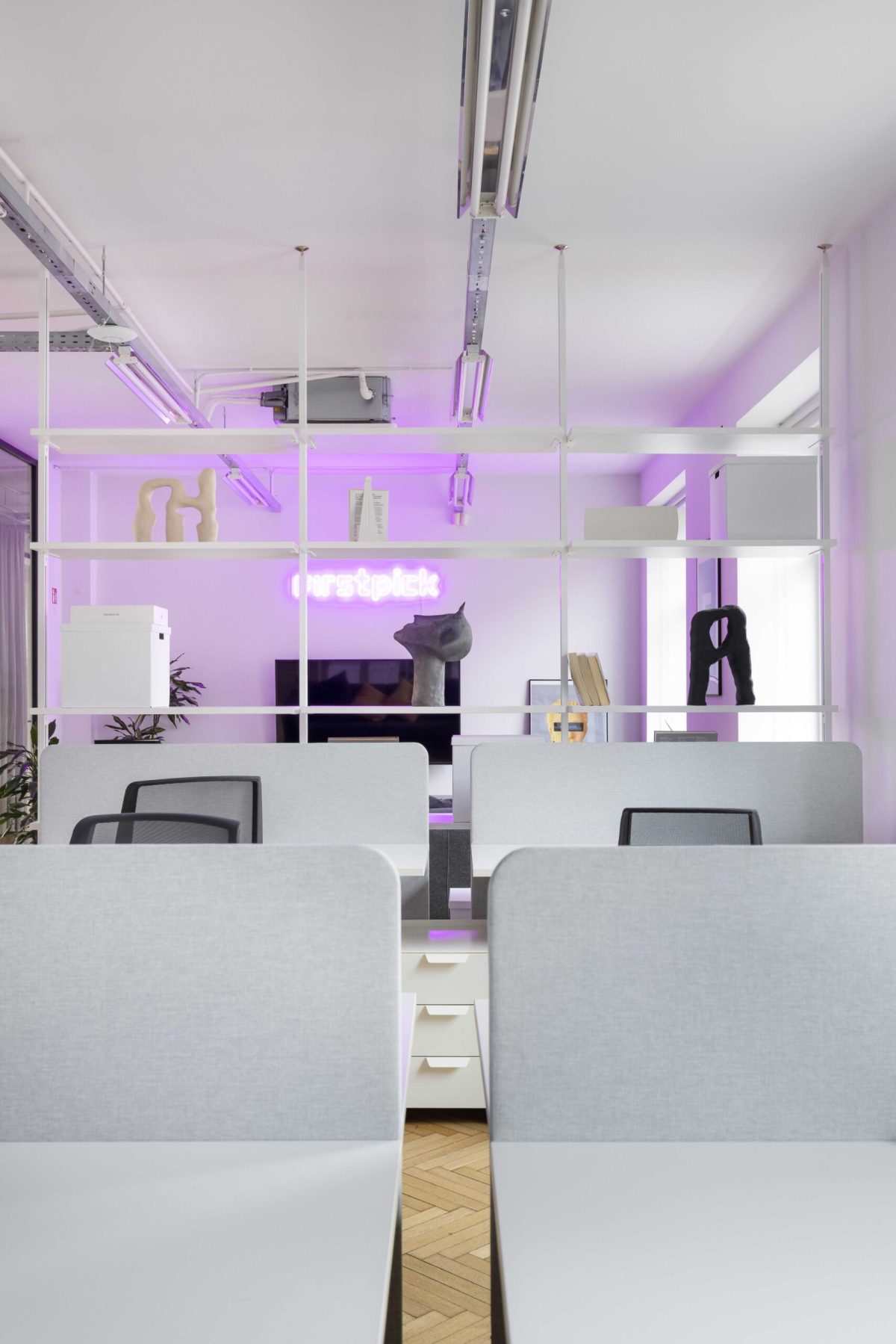 Atvira balta lentyna