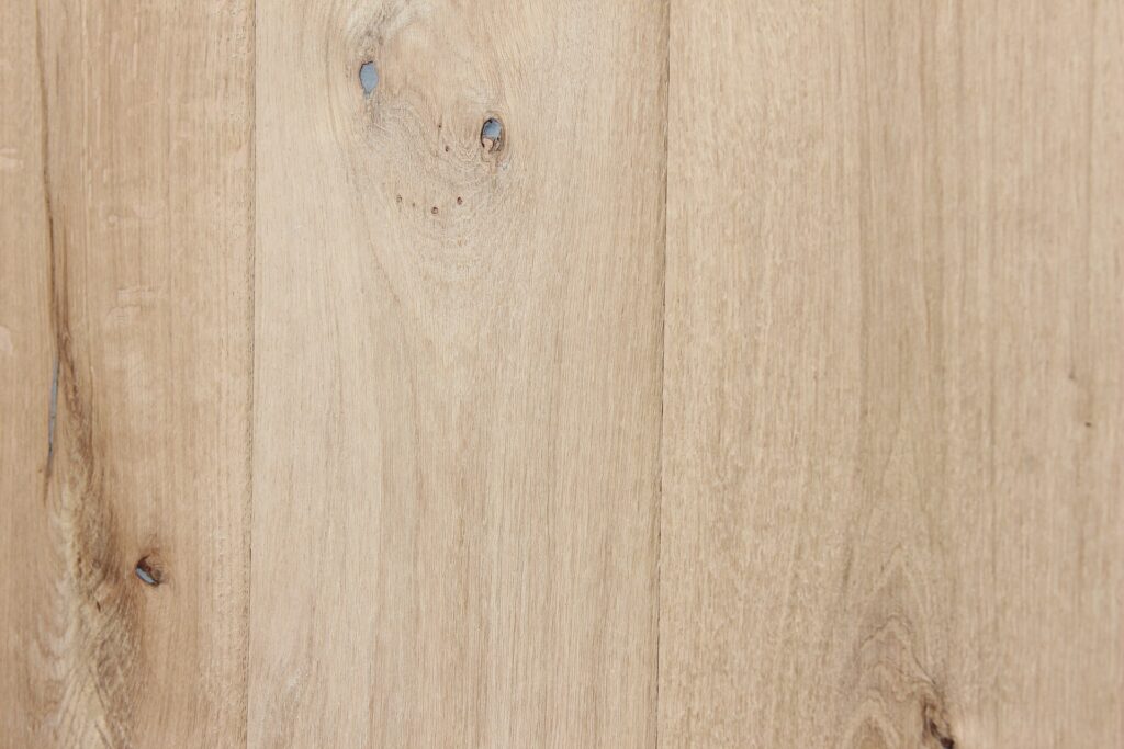 šviesios medžio grindys