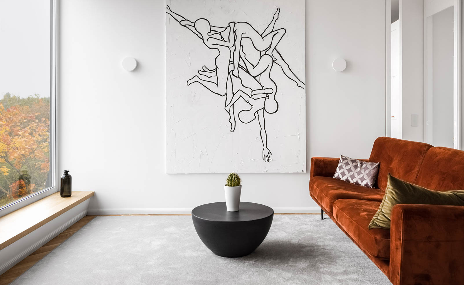 didelis grafinis paveikslas ir oranžinė aksominė sofa interjere Antakalnyje