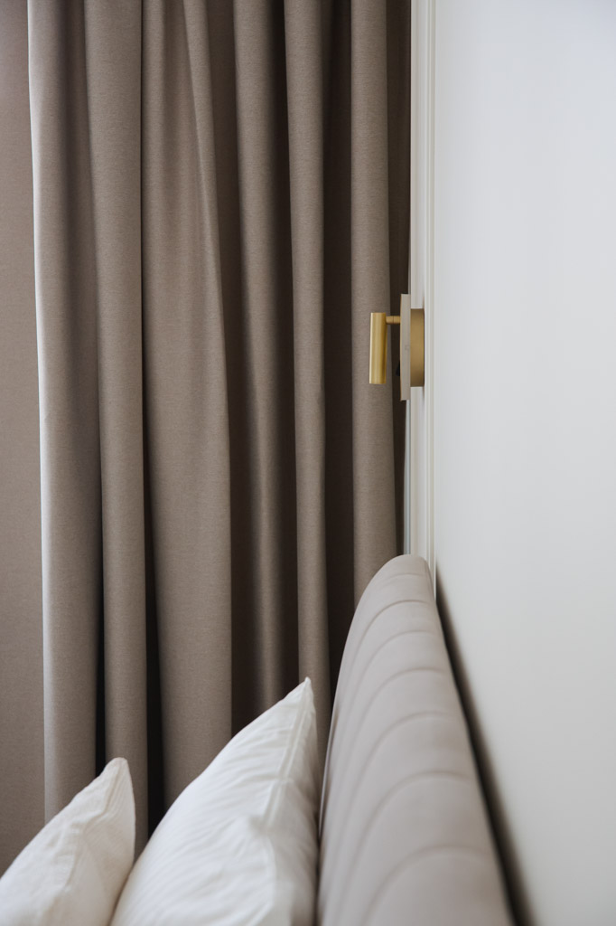 Moderniosklasikos miegamasis, smėlio spalvos galvūgalis