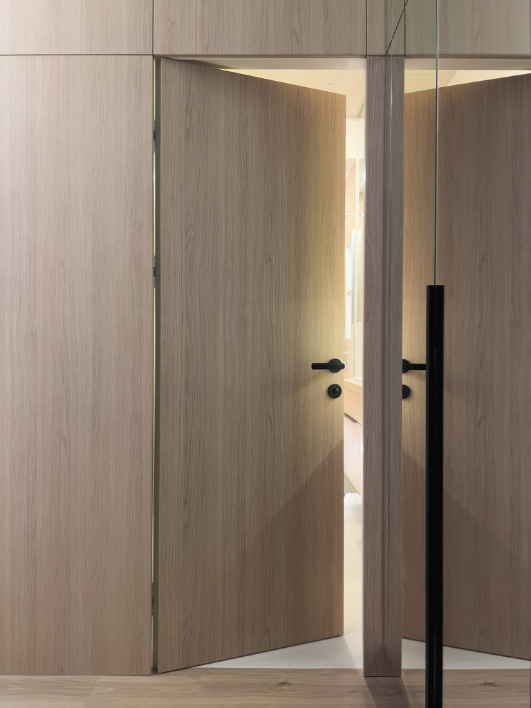 paslėptos durys į tualetą