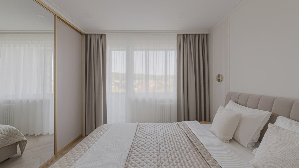 Šviesus modernios klasikos miegamojo interjeras