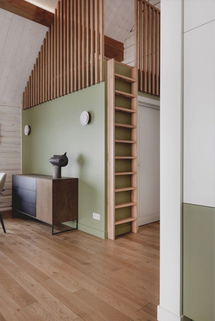 Valgomasis sodyboje, šviesios kėdės, tamsiai rudos grindys