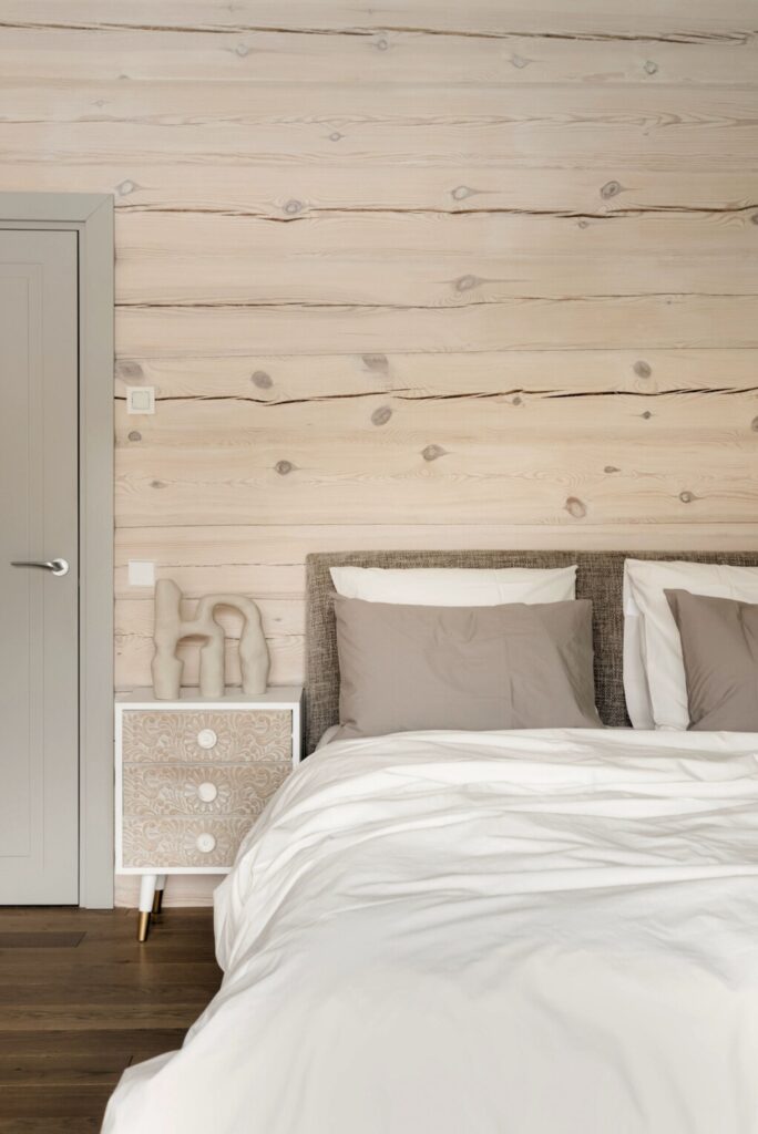 Tamsiai rudos grindys miegamajame ir šviesios sienos