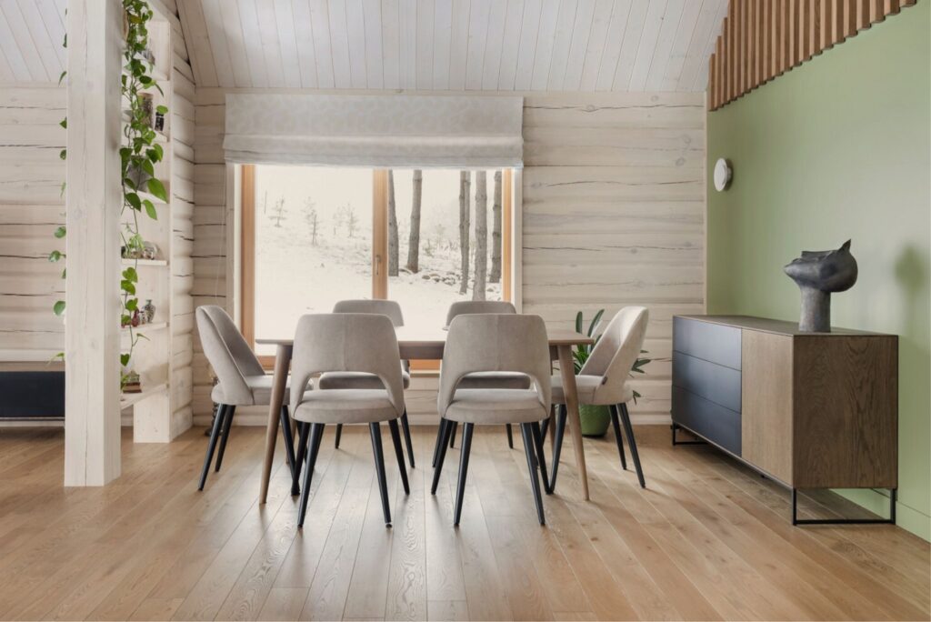 Valgomasis sodyboje, šviesios kėdės, tamsiai rudos grindys