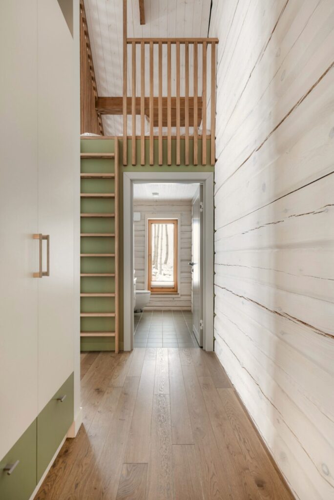 Antresolė su kopetėlėmis