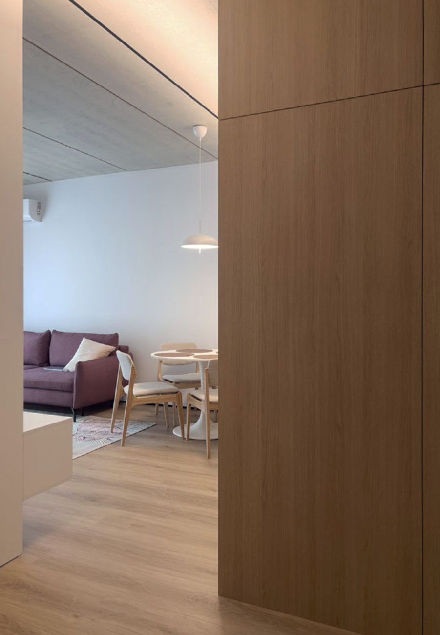 Studijos interjeras su medžio sienų apdaila